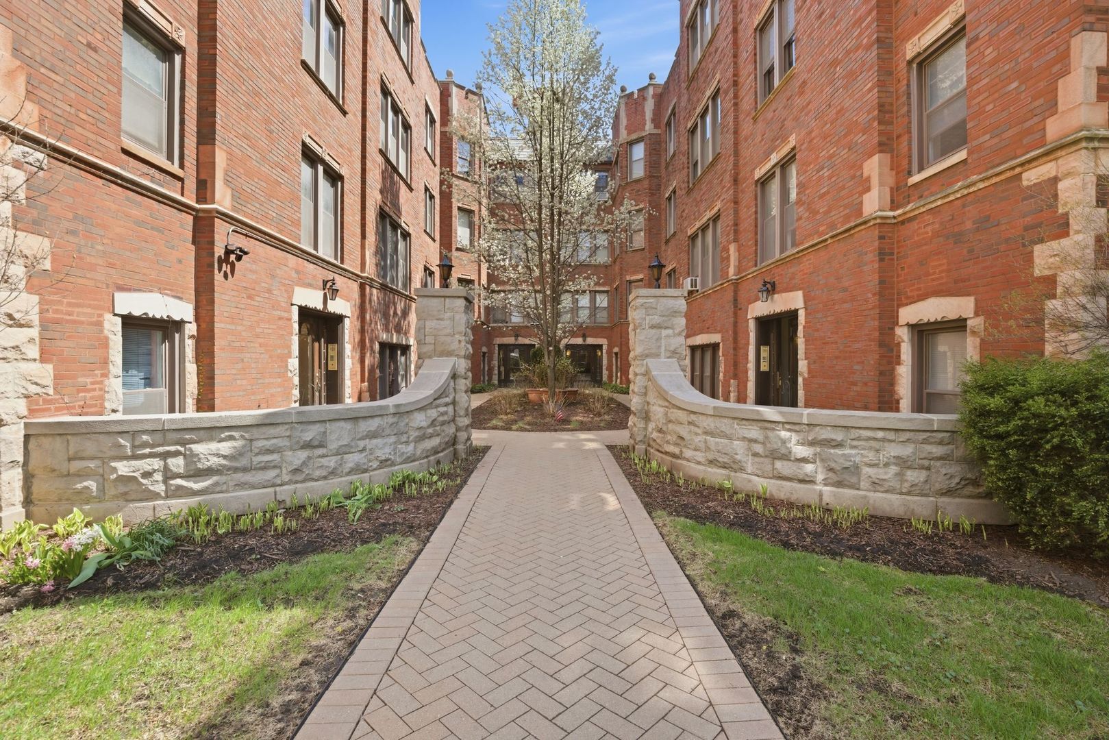 6761 N Artesian Avenue 2H