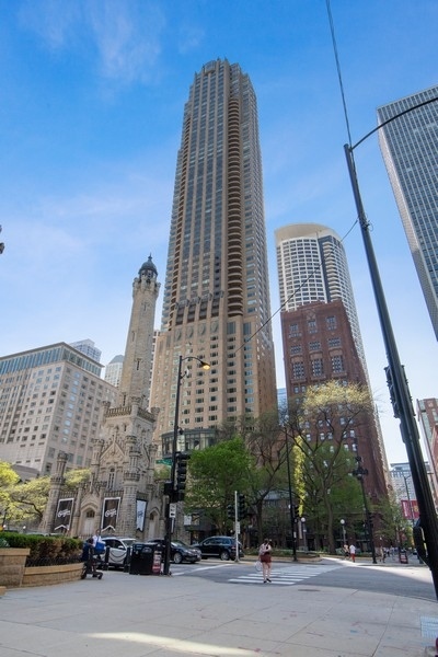 800 N Michigan Avenue 2502