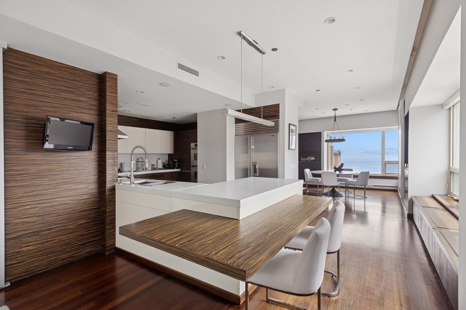 800 N Michigan Avenue 2502