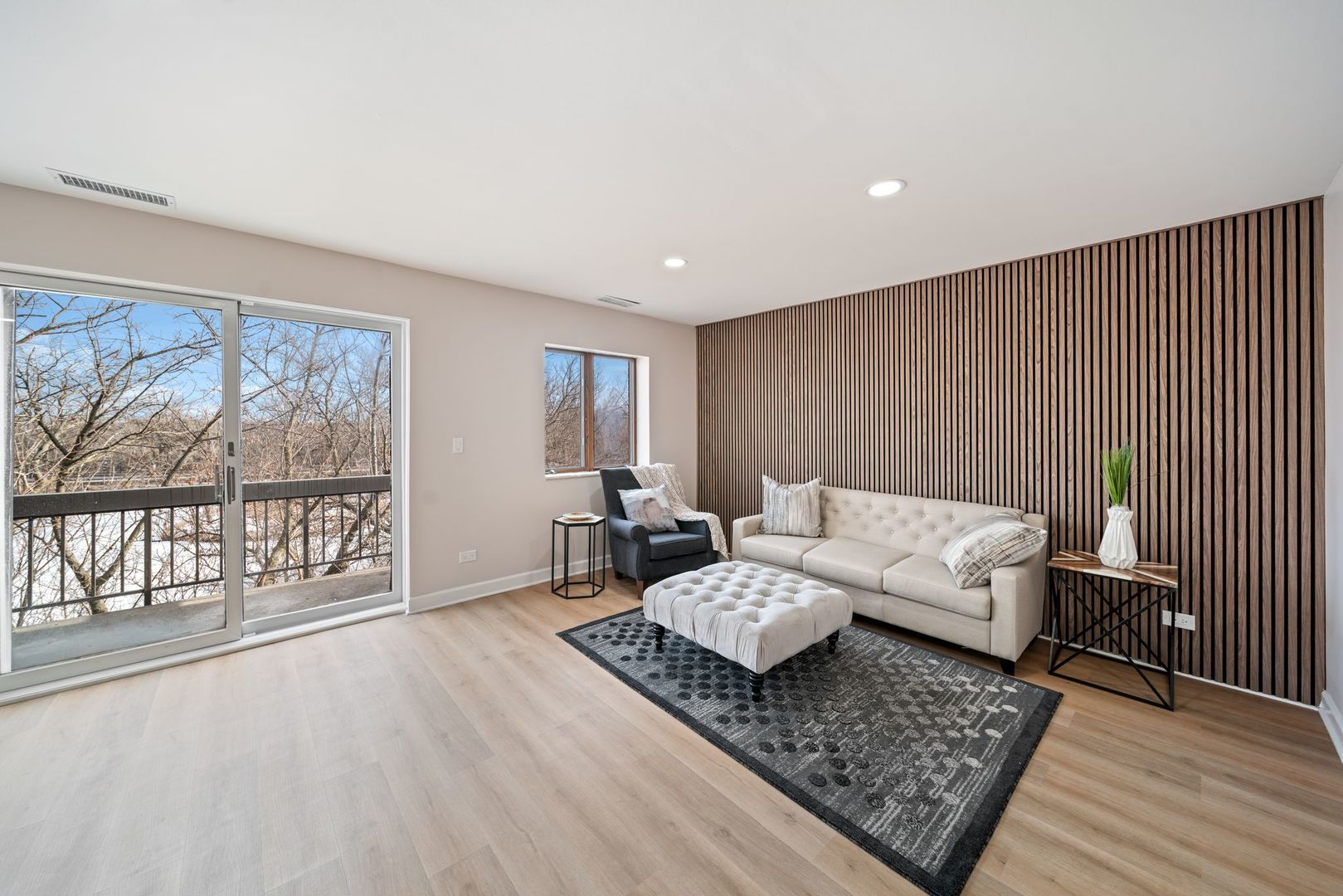 10 Trafalgar Square 403