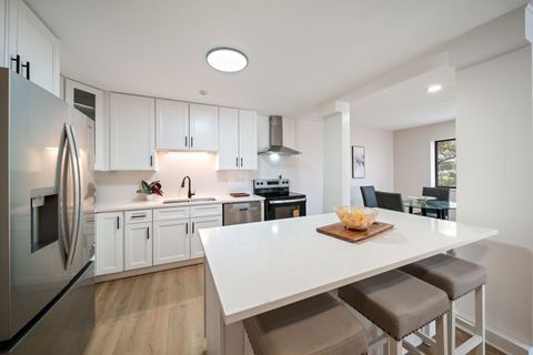 Tiny photo for 10 Trafalgar Square #403, Lincolnshire, IL 60069 (MLS # 12613325)