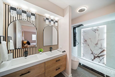 Tiny photo for 10 Trafalgar Square #403, Lincolnshire, IL 60069 (MLS # 12613325)