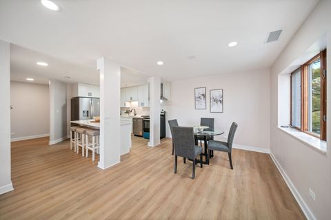 Tiny photo for 10 Trafalgar Square #403, Lincolnshire, IL 60069 (MLS # 12613325)