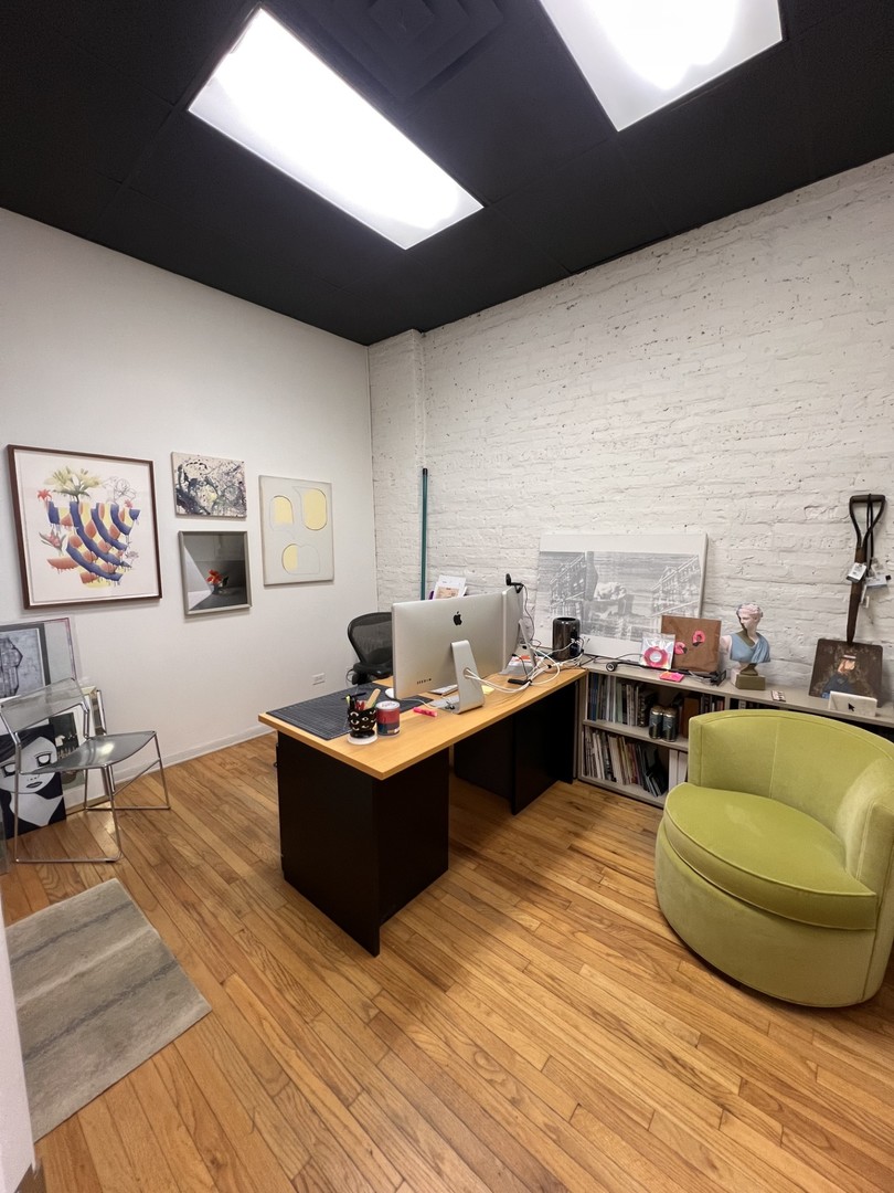 2319 W Chicago Avenue