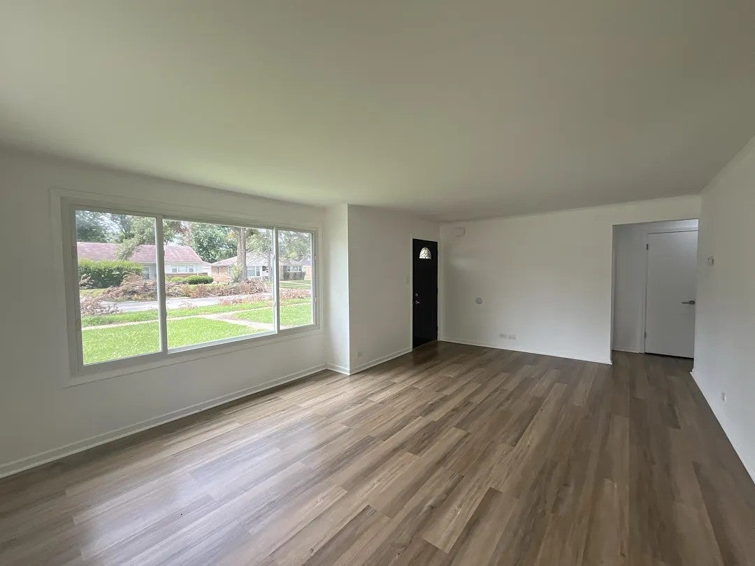 17609 Roosevelt Avenue