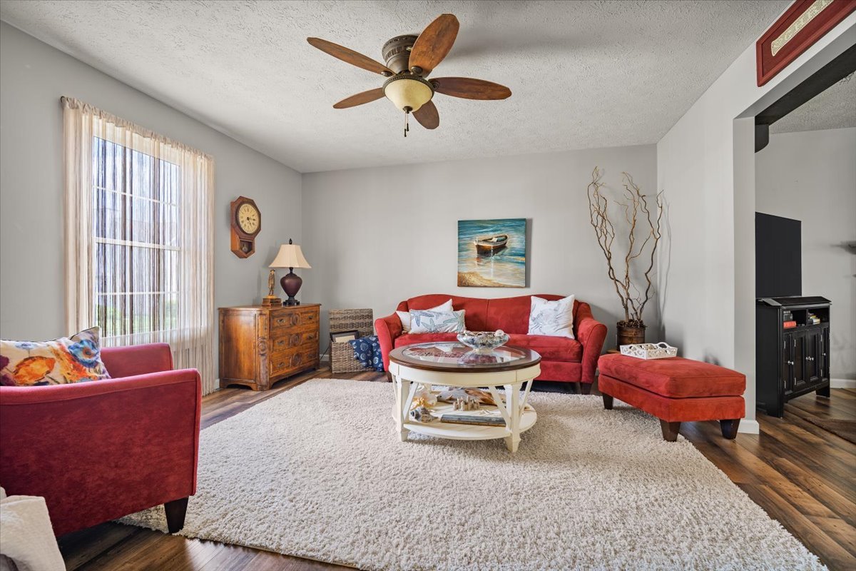 1103 Perry Lane