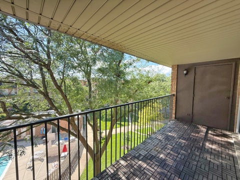 Tiny photo for 502 W Huntington Commons Road #438, Mount Prospect, IL 60056 (MLS # 12759904)