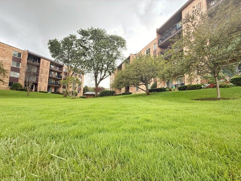 Tiny photo for 502 W Huntington Commons Road #438, Mount Prospect, IL 60056 (MLS # 12759904)