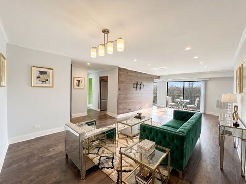 Tiny photo for 502 W Huntington Commons Road #438, Mount Prospect, IL 60056 (MLS # 12759904)