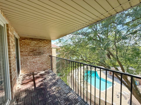 Tiny photo for 502 W Huntington Commons Road #438, Mount Prospect, IL 60056 (MLS # 12759904)