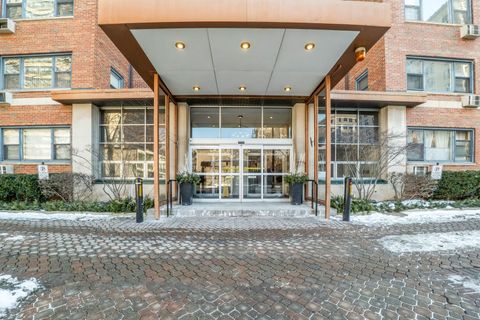 Tiny photo for 2909 N Sheridan Road #1703, Chicago, IL 60657 (MLS # 12674823)