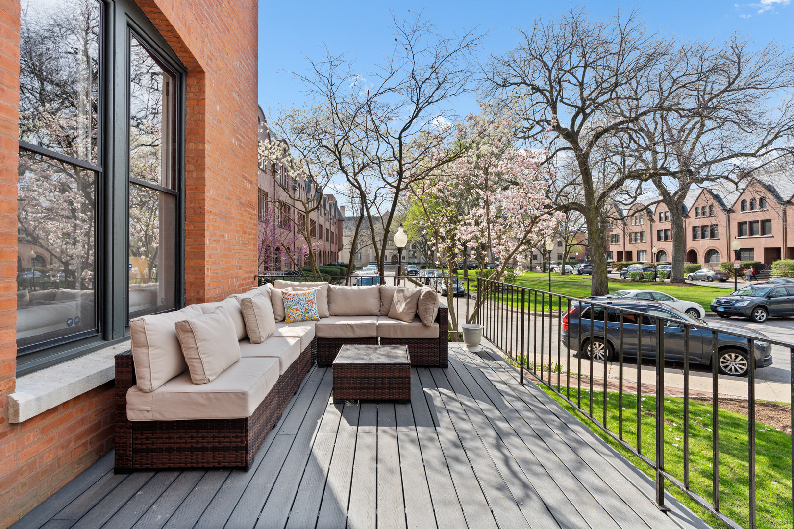 835 W Chalmers Place