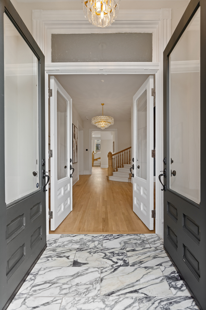 835 W Chalmers Place