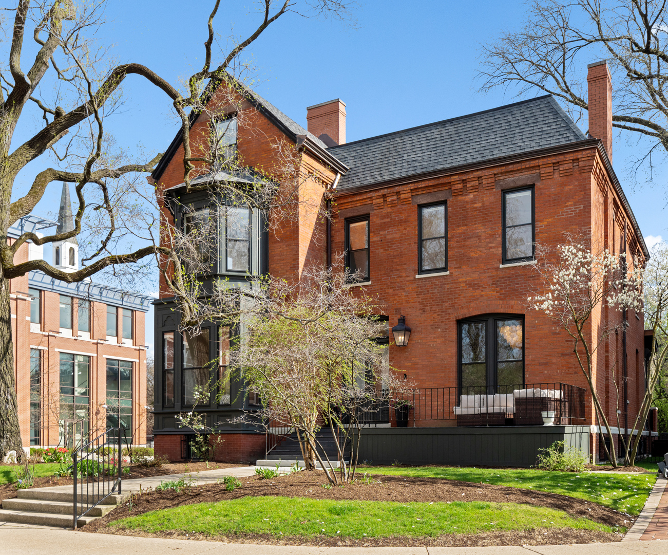 835 W Chalmers Place