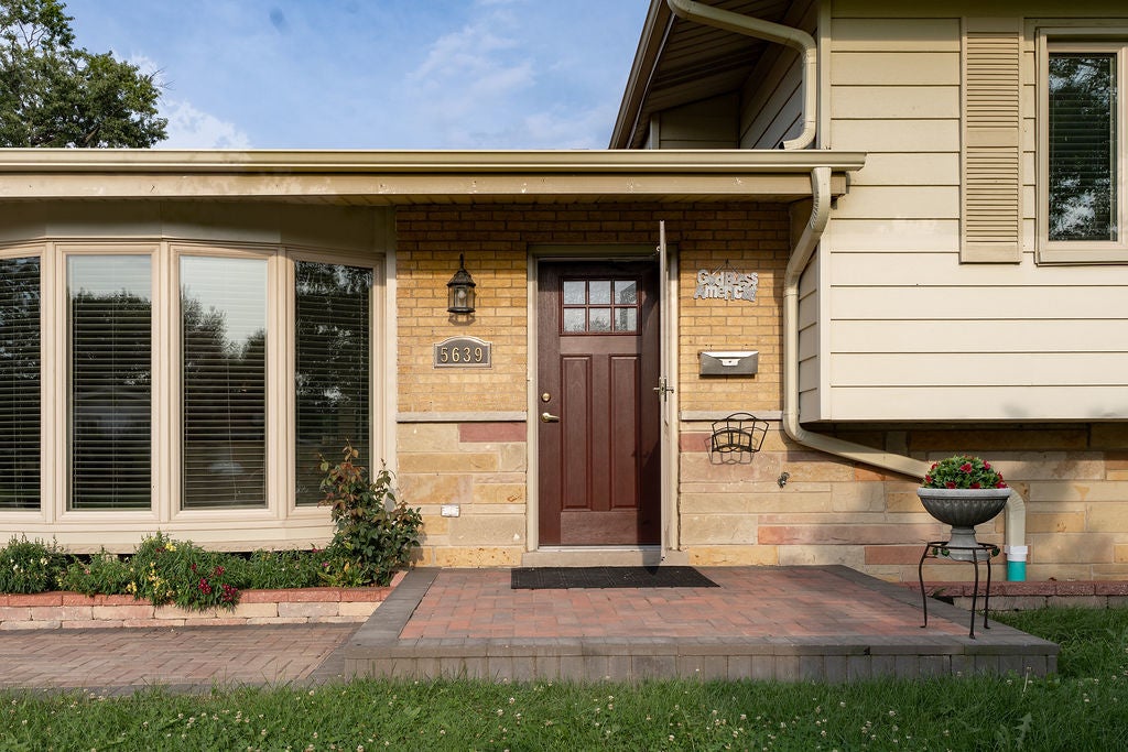 5639 N Manor Lane