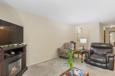 Tiny photo for 3 Creekside Circle #B, Elgin, IL 60123 (MLS # 12776258)