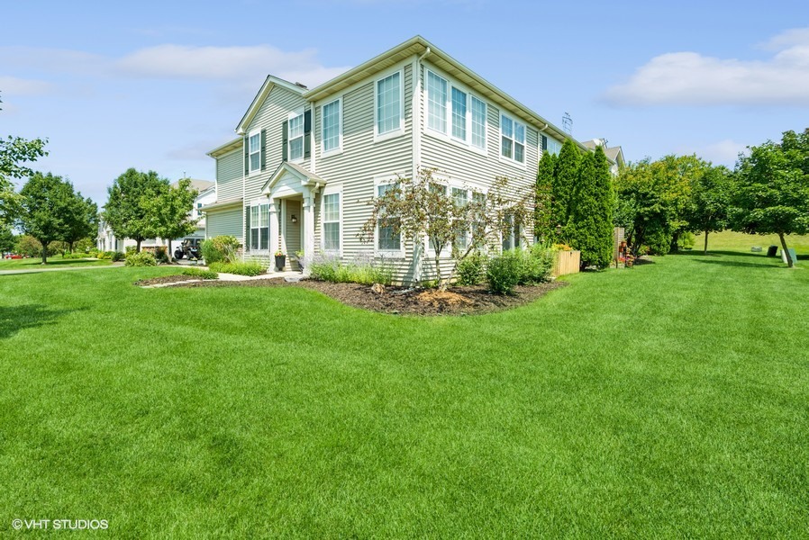 View Round Lake, IL 60073 townhome