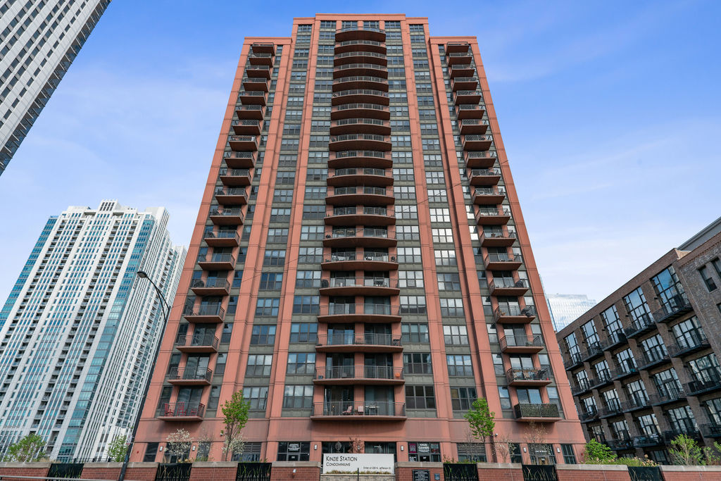 330 N Jefferson Street 2102
