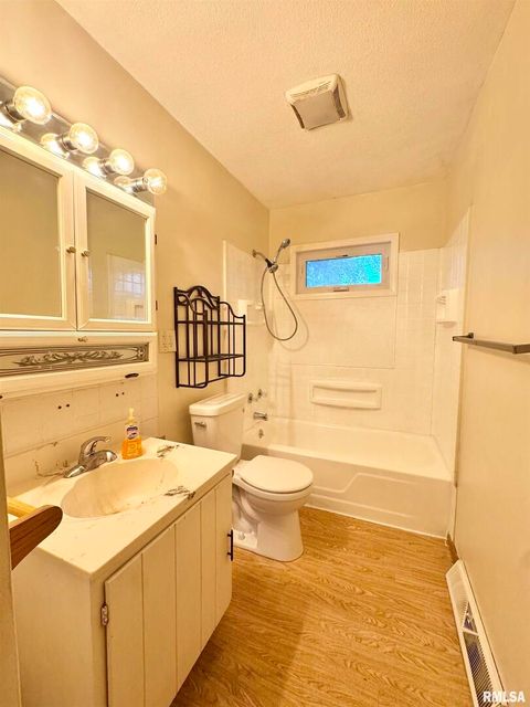 Tiny photo for 1229 13TH Avenue N, Clinton, IA 52732 (MLS # QC4268342)