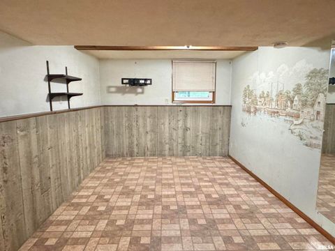 Tiny photo for 1229 13TH Avenue N, Clinton, IA 52732 (MLS # QC4268342)