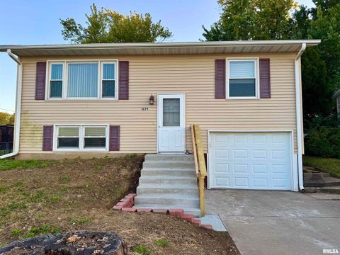 Photo of 1229 13TH Avenue N, Clinton, IA 52732 (MLS # QC4268342)