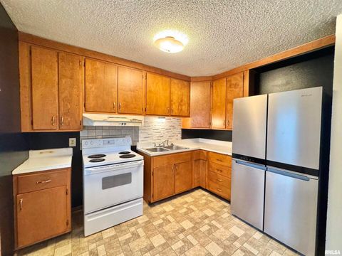 Tiny photo for 1229 13TH Avenue N, Clinton, IA 52732 (MLS # QC4268342)