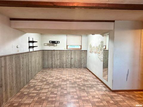 Tiny photo for 1229 13TH Avenue N, Clinton, IA 52732 (MLS # QC4268342)