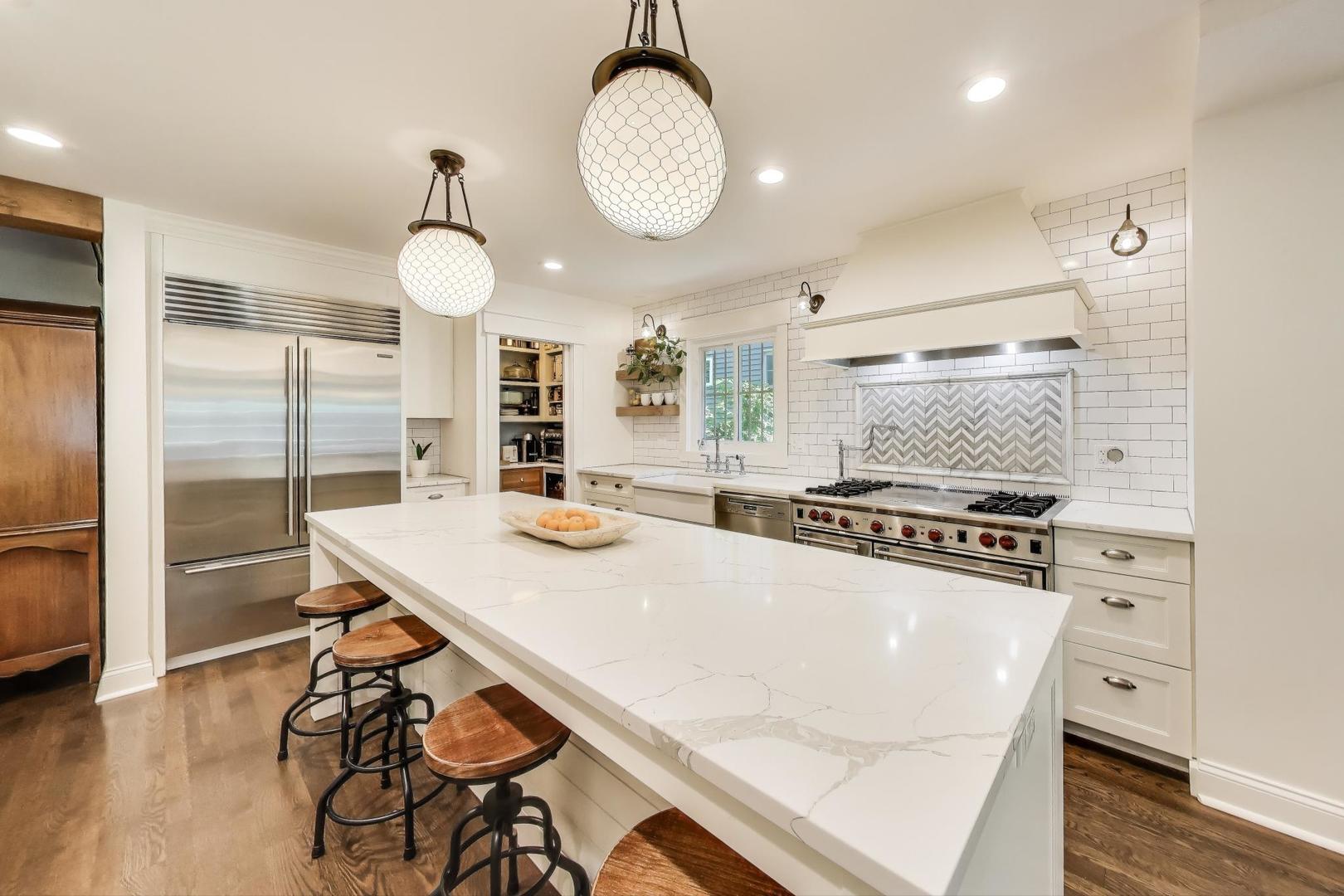 2015 SCHILLER Avenue
