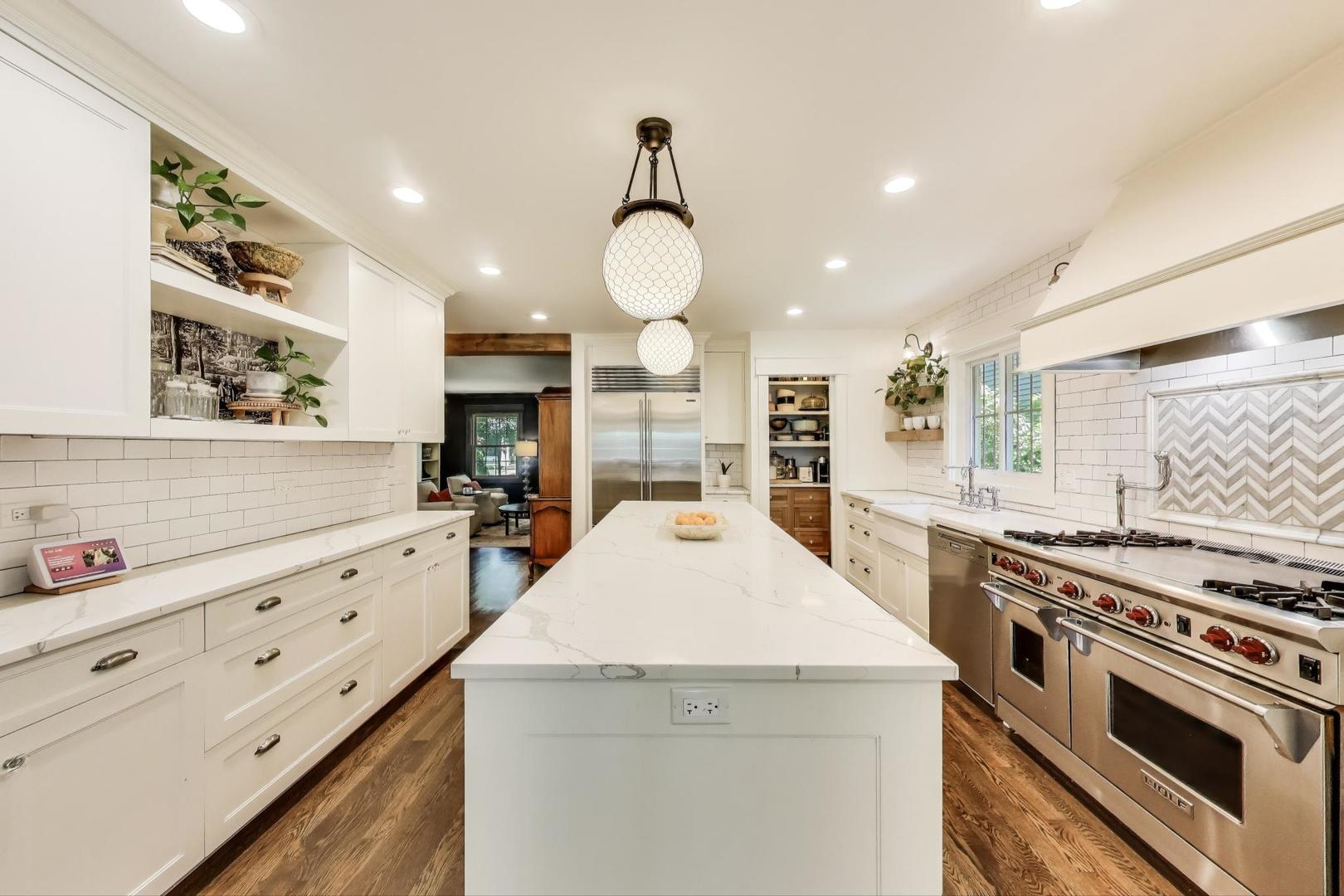 2015 SCHILLER Avenue