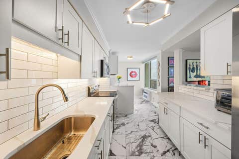 Tiny photo for 940 W Glenlake Avenue #34D, Chicago, IL 60660 (MLS # 12641824)