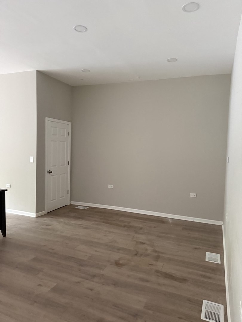 2543 W Division Street