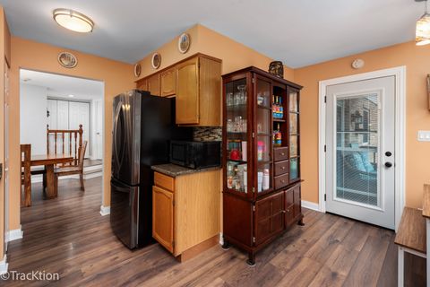 Tiny photo for 717 Maplewood Court #B, Willowbrook, IL 60527 (MLS # 12622189)