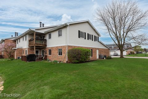 Tiny photo for 717 Maplewood Court #B, Willowbrook, IL 60527 (MLS # 12622189)