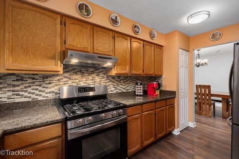 Tiny photo for 717 Maplewood Court #B, Willowbrook, IL 60527 (MLS # 12622189)