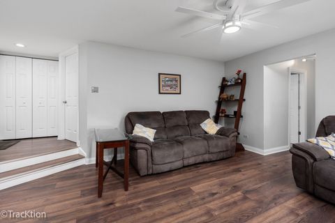 Tiny photo for 717 Maplewood Court #B, Willowbrook, IL 60527 (MLS # 12622189)