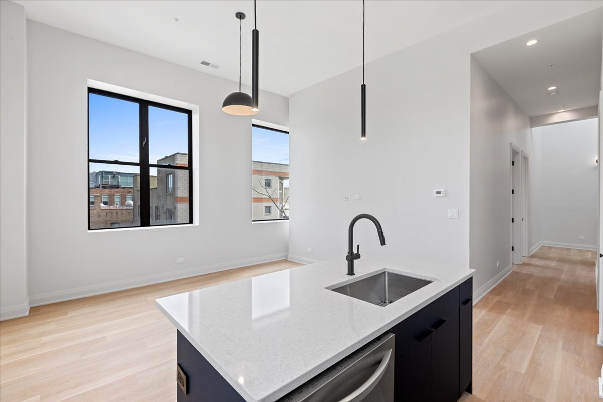 1934 W North Avenue 303