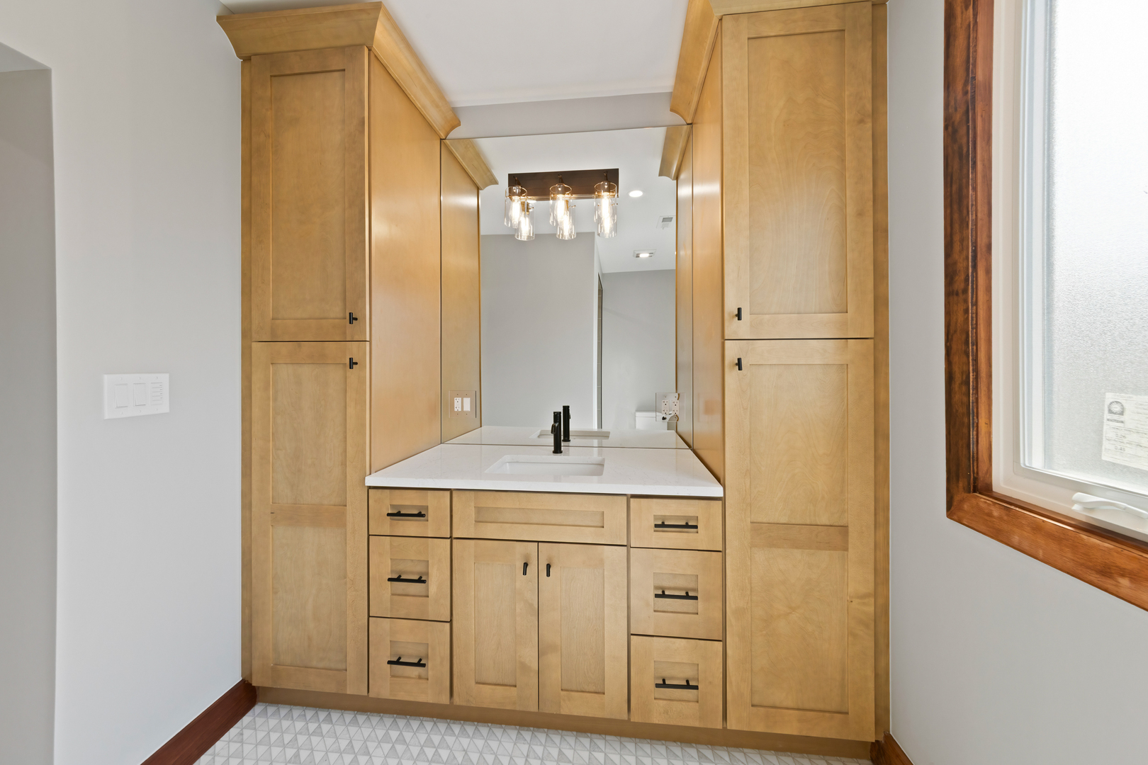 Chicago, Illinois 60625, United States, 4 Bedrooms Bedrooms, ,2 BathroomsBathrooms,Residential,Active,180815