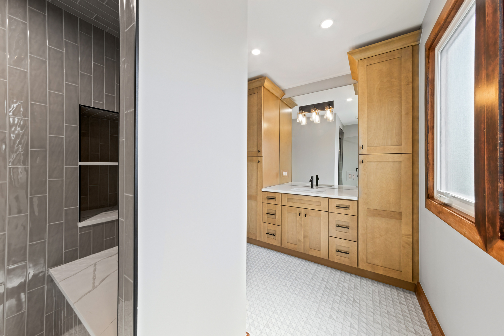 Chicago, Illinois 60625, United States, 4 Bedrooms Bedrooms, ,2 BathroomsBathrooms,Residential,Active,180815