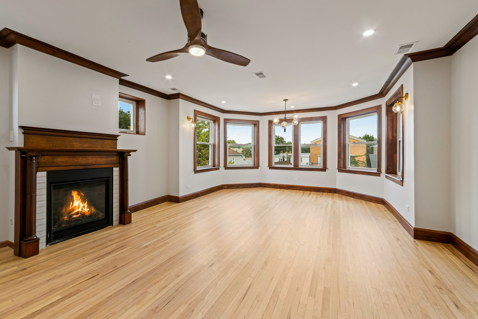 Chicago, Illinois 60625, United States, 4 Bedrooms Bedrooms, ,2 BathroomsBathrooms,Residential,Active,180815