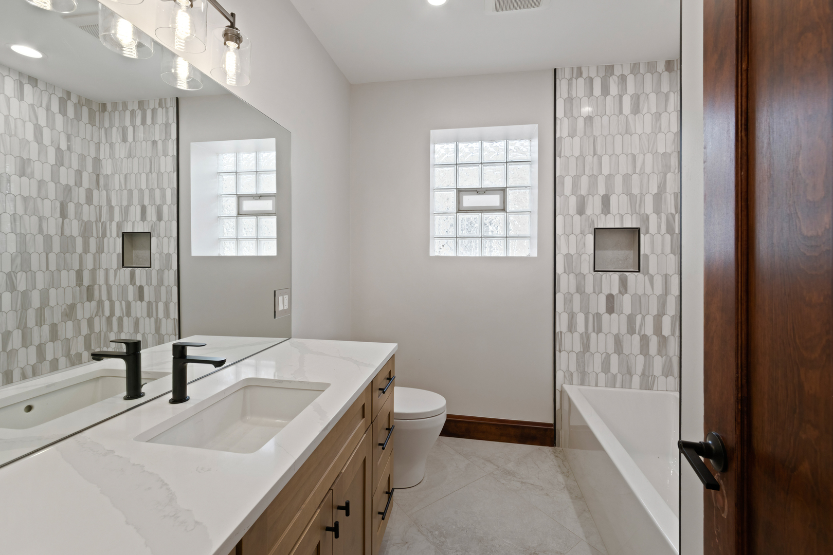 Chicago, Illinois 60625, United States, 4 Bedrooms Bedrooms, ,2 BathroomsBathrooms,Residential,Active,180815