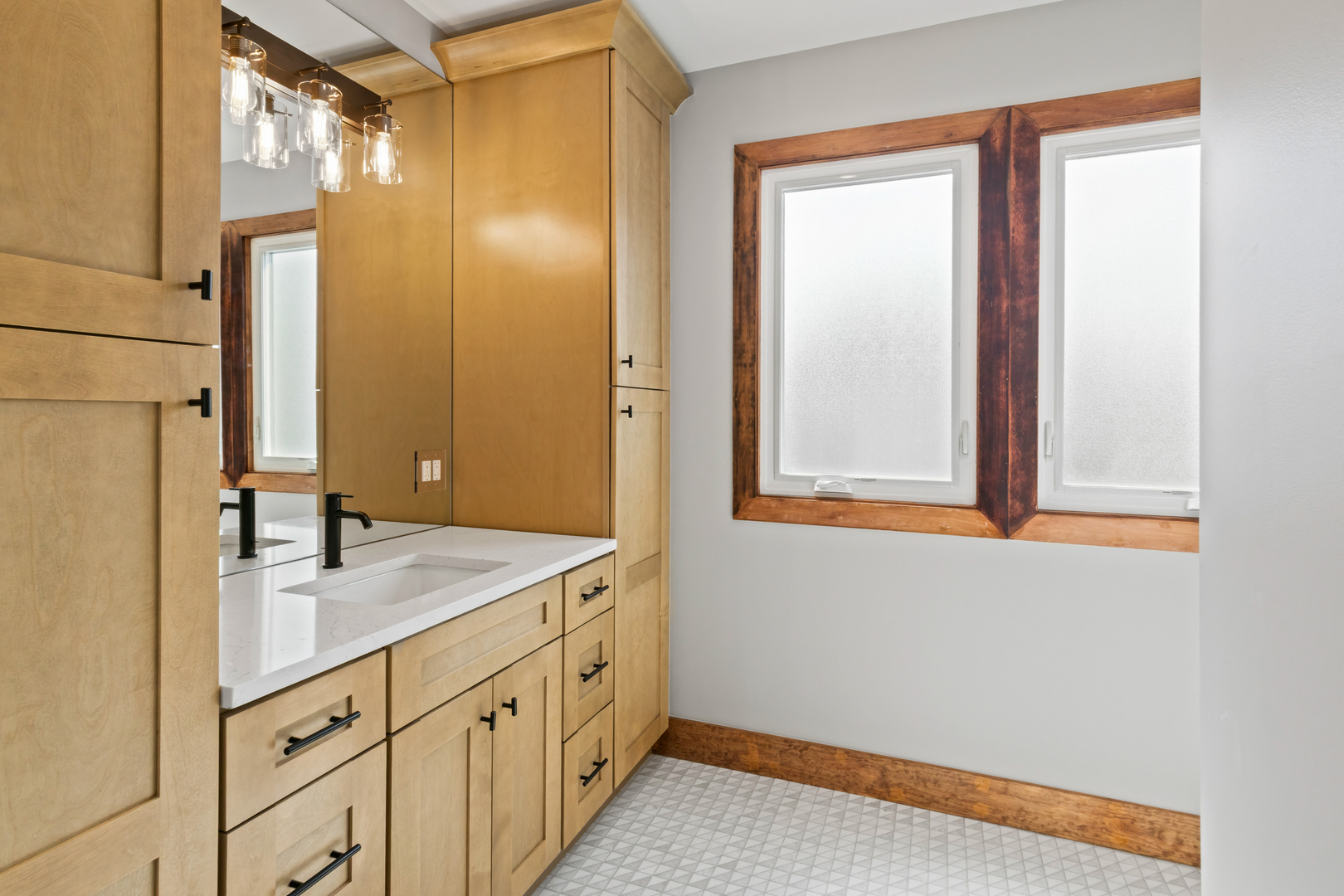 Chicago, Illinois 60625, United States, 4 Bedrooms Bedrooms, ,2 BathroomsBathrooms,Residential,Active,180815