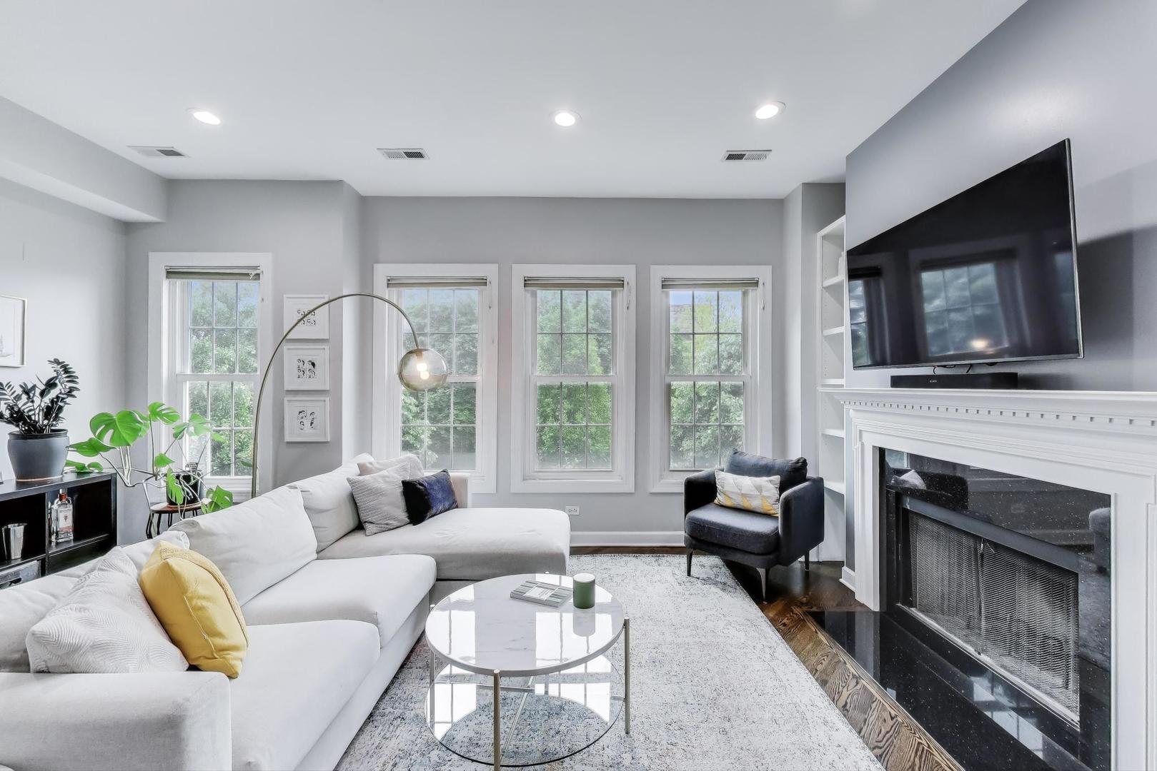 1952 W FLETCHER Street 2W