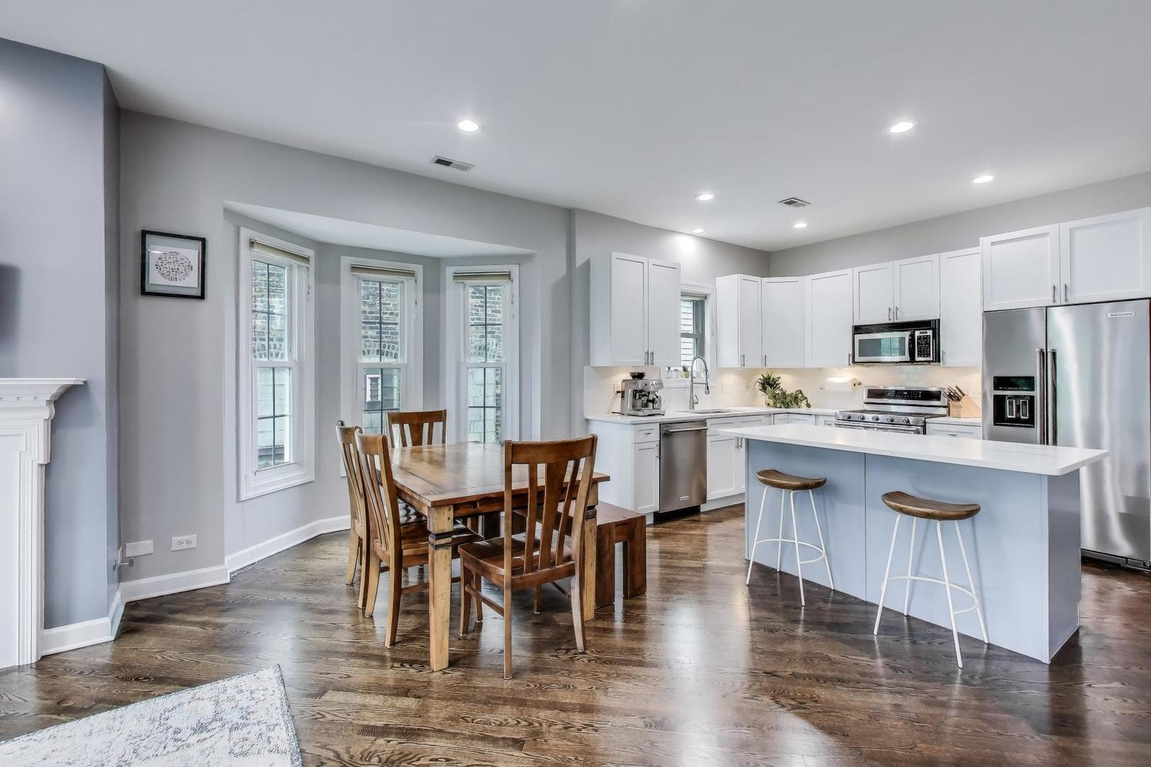 1952 W FLETCHER Street 2W