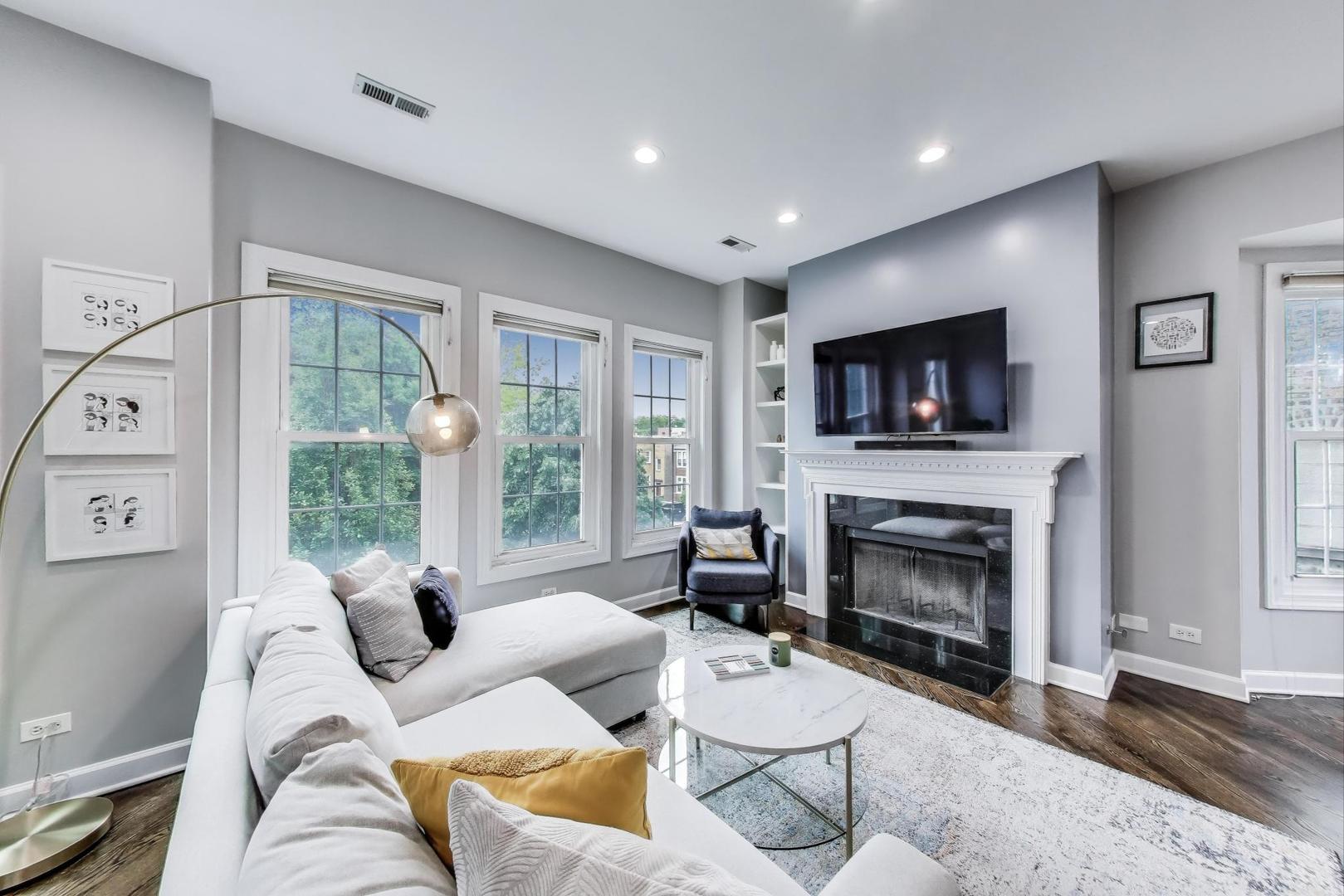 1952 W FLETCHER Street 2W