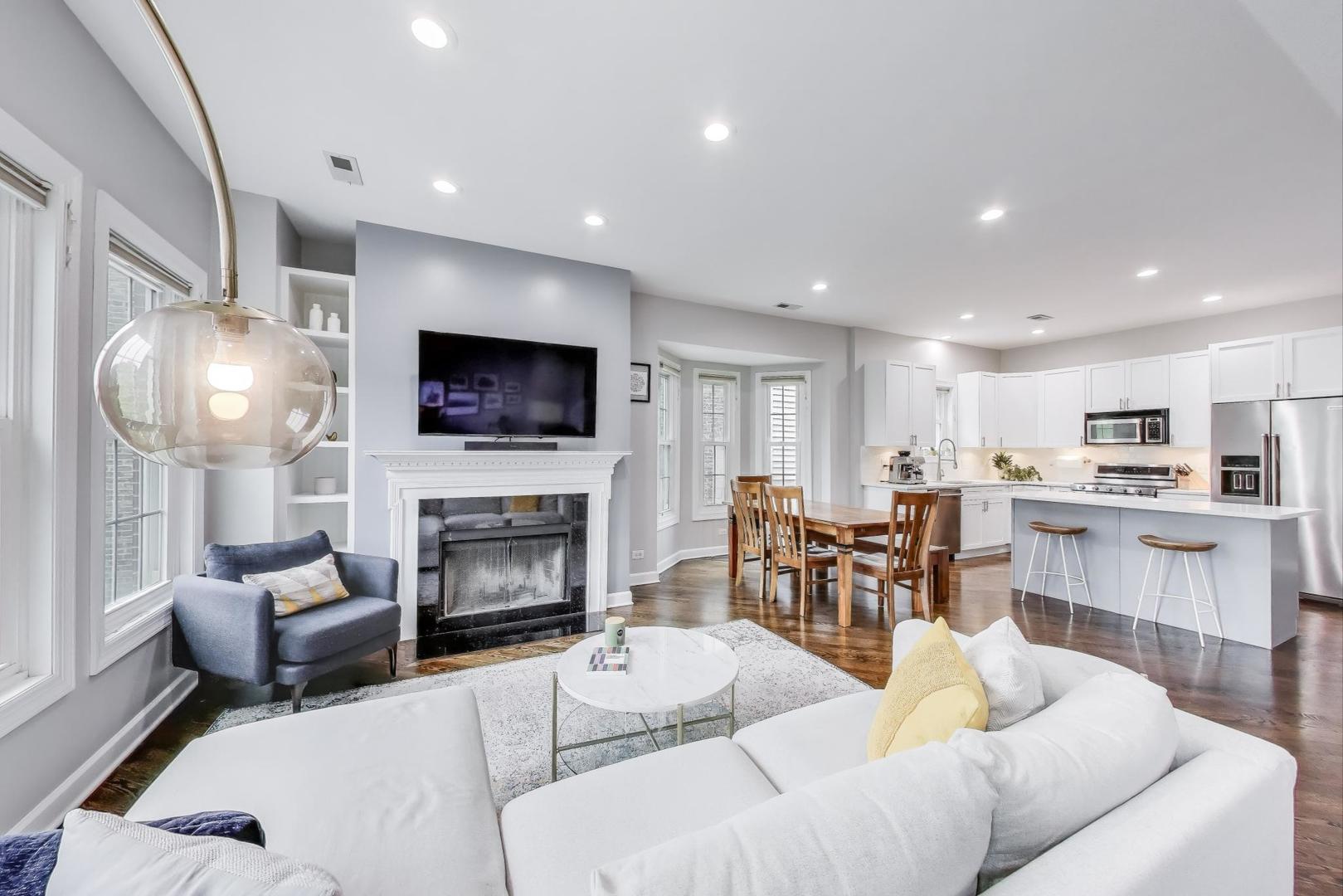 1952 W FLETCHER Street 2W