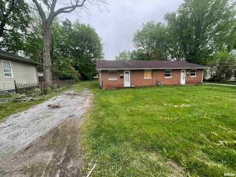 Tiny photo for 703 W HIGH Street, Carbondale, IL 62901 (MLS # EB458645)