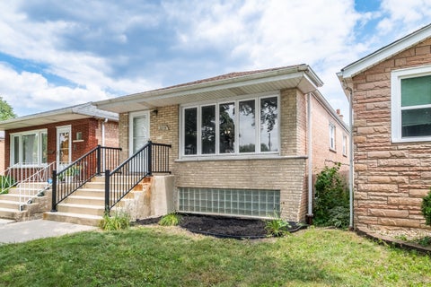 Photo of 11233 S Whipple Street, Chicago, IL 60655 (MLS # 12714568)