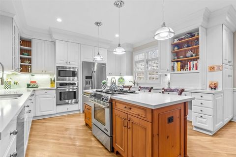 Tiny photo for 852 Gloucester Xing Xing, Lake Forest, IL 60045 (MLS # 12607015)