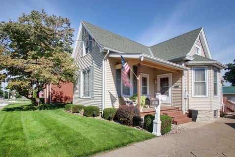 Photo of 1803 Jefferson Street, Quincy, IL 62301 (MLS # 100539110)