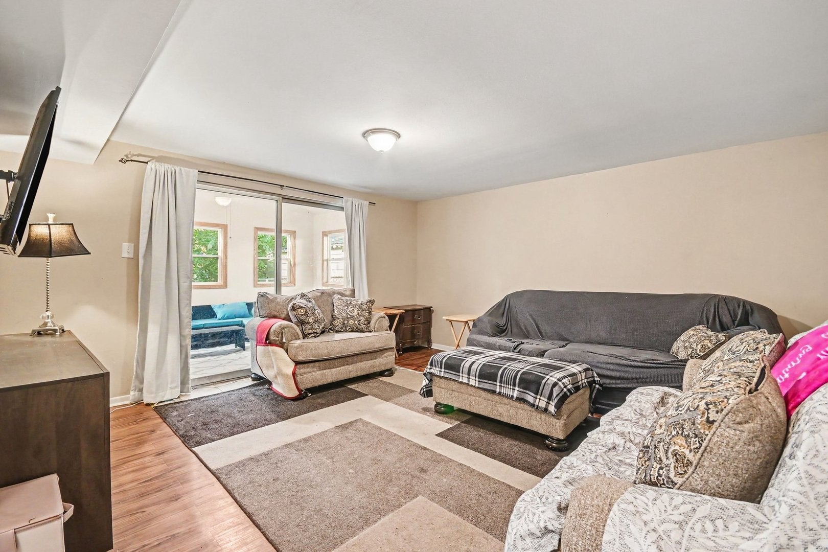 906 N Rainbow Drive